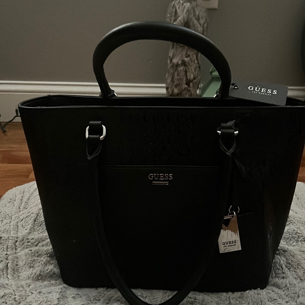 Beautiful hand bag, gas, black, big and spacious.